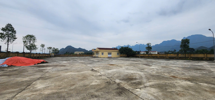 Diện tích sân bãi của bến xe chủ yếu bị người dân tận dụng để phơi phóng nông sản.