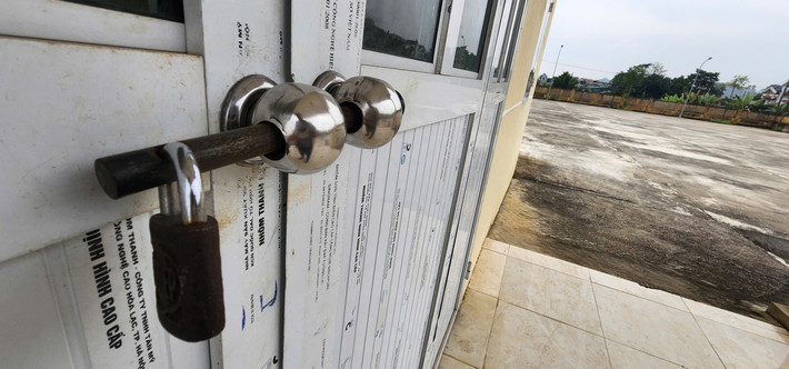 Những chiếc khoá, tay nắm cửa dần hoen gỉ theo thời gian.