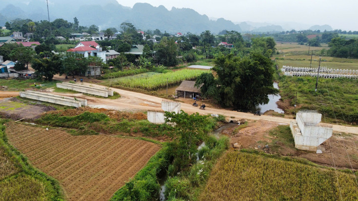 Quy mô dự án được xác định có tổng chiều dài toàn tuyến là 14,86km (1 tuyến chính và 1 tuyến nhánh) thiết kế theo tiêu chuẩn đường cấp 4 miền núi. Điểm đầu giao với Quốc lộ 6 tại Km108+500, thuộc địa phận xã Phong Phú; điểm cuối giao với đường tỉnh 435 tại Km20+480, thuộc địa phận xã Suối Hoa. Nền đường 7,5m, mặt đường 5,5m, kết cấu mặt đường bê tông nhựa dày 7cm.