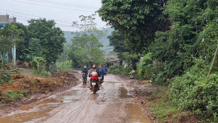 Một số đoạn đã bị nhà thầu đào xới, lắp hệ thống cống rãnh nhưng lại chưa hoàn thiện khiến việc đi lại của người dân thêm phần nguy hiểm.