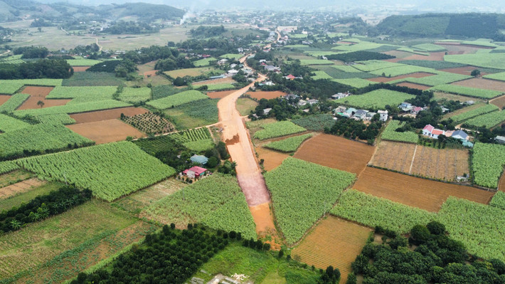 Theo đó, tổng mức đầu tư dự kiến điều chỉnh là 325 tỷ đồng. Trong đó nguồn vốn ngân sách tỉnh là 307 tỷ đồng, nguồn vốn ngân sách huyện Tân Lạc là 18 tỷ đồng. Thời gian thực hiện dự án điều chỉnh từ năm 2021 đến hết năm 2025 (tăng 1 năm so với dự kiến ban đầu).