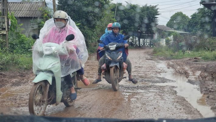Người dân sinh sống dọc dự án đường giao thông khốn khổ vì tình trạng thi công chậm tiến độ của của dự án.