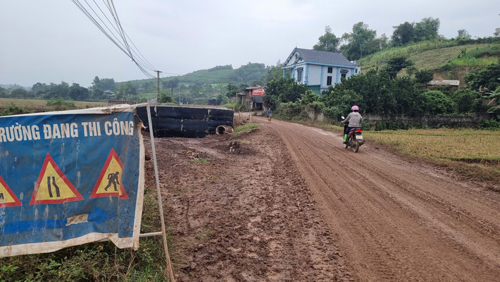Mặc dù được dựng biển công trường đang thi công nhưng lại không có hệ thống bảo đảm an toàn thi công khiến người dân lo lắng, nhất là vào thời điểm đêm tối.