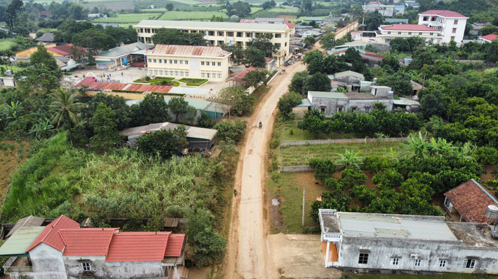  Ngày 27/12/2022, ông Đinh Duy Khải – Phó Chủ tịch UBND huyện Tân Lạc (tỉnh Hòa Bình), đại diện chủ đầu tư ký quyết định số 3758-UBND, phê duyệt liên danh Công ty TNHH Hùng Sơn – Công ty TNHH xây dựng Duy Tiến – Công ty TNHH Xây dựng và dịch vụ Nam Ninh – Công ty CP Đầu tư và phát triển Lạc Hồng – Công ty Cổ phần 216 Thăng Long – Công ty TNHH Kỹ thuật xây dựng và đầu tư Javiko trúng thầu dự án đường Ngòi Hoa - Quốc lộ 6. 
