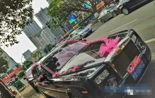 Đoàn xe rước dâu cũng khiến tất cả mọi người phải "lác mắt" bởi toàn bộ là siêu xe, trong đó có những chiếc siêu xe trị giá vài trăm tỷ đồng, có những siêu xe mang biển tứ quý cực đẹp mà theo cư dân mạng, chỉ nguyên chiếc biển xe cũng có thể có giá chục tỷ đồng.