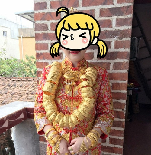 Mới đây ở Phủ Điền, Phúc Kiến, Trung Quốc, một đám cưới siêu sang đã diễn ra, thu hút đông đảo sự chú ý của dư luận và báo giới địa phương. Theo những thông tin đăng tải trên mạng xã hội, cô dâu là người nơi khác, kết hôn với một đại thiếu gia ở Phủ Điền. Trong lễ cưới, cô dâu Trung Quốc diện trang phục truyền thống được may bằng gấm thượng hạng, thêu chỉ vàng, chỉ bạc, sang trọng không kém bậc quý phi, nương nương thời xưa.