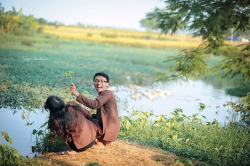 Bạn Nguyễn Đức Cường - lớp trưởng chia sẻ: “Năm nay cũng là năm cuối dưới mái trường Bách khoa. Sau ra trường là bộn bề những khó khăn trông gai, sẽ không còn quãng thời gian ngây thơ như trước nữa. Vì vậy, chúng em đã lên ý tưởng chụp một bộ kỉ yếu thật độc, thật lạ để vừa là dịp đi chơi cả lớp hiểu nhau hơn, vừa lưu giữ những khoảnh khắc đáng nhớ nhất của tuổi sinh viên”.