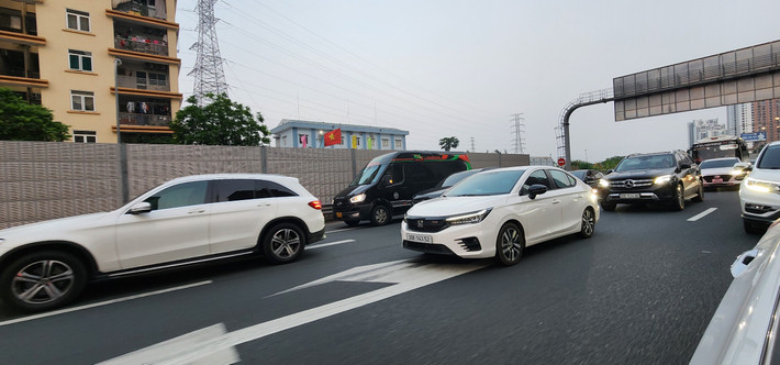 Các xe nối đuôi nhau đổ về Hà Nội sớm trước kỳ nghỉ lễ.