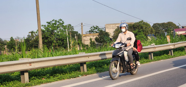 Hành lý luôn được buộc chặt sau xe máy.
