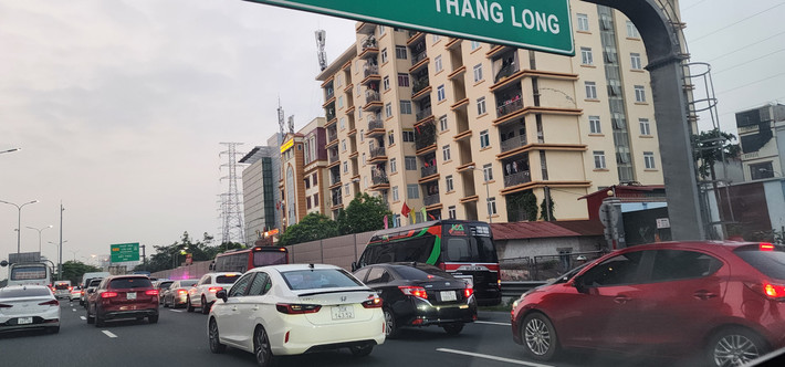 Cửa ngõ Hà Nội - lối nhập vào vành đai 3 cũng xuất hiện ùn ứ giao thông, phương tiện di chuyển chậm.