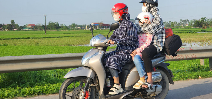 Dù kỳ nghỉ lễ dịp 30/4 - 1/5 vẫn còn 2 ngày (2 - 3/5) nhưng nhiều người dân đã tranh thủ di chuyển bằng xe máy, chở thêm nhiều đồ lỉnh kỉnh để về Thủ đô Hà Nội nhằm tránh trường hợp ùn tắc đường như những ngày đầu nghỉ lễ.