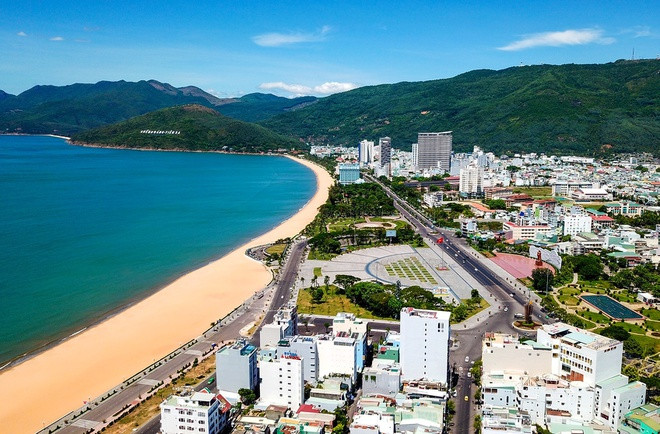 Địa danh Quy Nhơn có từ khi chúa Nguyễn Hoàng đổi tên phủ Hoài Nhơn thành phủ Quy Nhơn, vào năm 1602. Tên gọi Quy Nhơn có ý nghĩa mong muốn quy tụ về đây những con người hiền tài, nhân nghĩa.