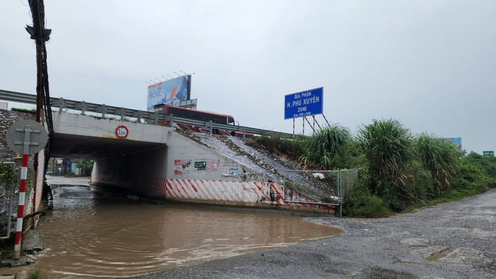 Cơn mưa lớn ngày 21/9/2022 khiến dọc tuyến đường gom cao tốc Pháp Vân – Cầu Giẽ đoạn qua địa phận TP Hà Nội bị ngập úng, đặc biệt là nhiều điểm giao cắt hầm chui cao tốc bị ngập sâu khiến các phương tiện giao thông bị chết máy, hư hỏng, người dân qua lại khó khăn.