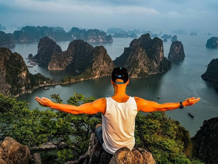 Từ trên núi Bài Thơ, bạn có thể cảm nhận một vẻ đẹp thơ mộng của vịnh Hạ Long mà không nơi nào có thể ngắm trọn được. Cũng chính vì thế, đã có rất nhiều “áng thơ” nổi tiếng ra đời lấy cảm hứng từ cảnh biển xanh, núi cao nơi đây, đặc biệt là bài thơ trên núi Bài Thơ bằng chữ Hán của vua Lê Thánh Tông.
