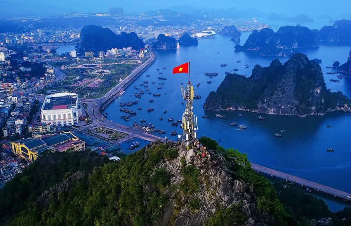 Núi Bài Thơ nằm ở trung tâm TP Hạ Long. Ba mặt núi là những khu dân cư đông đúc, phía tây và phía nam núi kề bên Vịnh Hạ Long xinh đẹp. Núi Bài Thơ là nơi ghi lại dấu ấn lịch sử, là biểu tượng của đất mỏ, nơi quần tụ của nhiều di tích nổi tiếng.