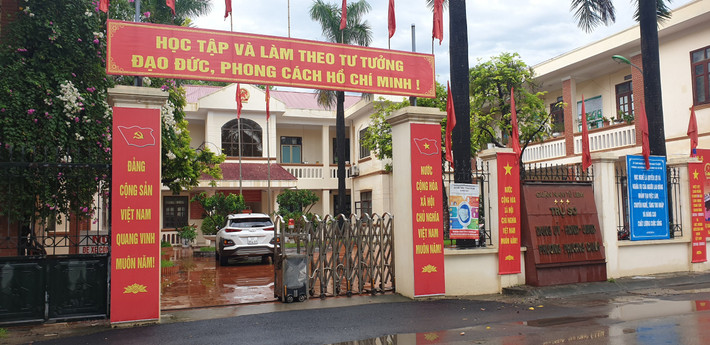 Ghi nhận của PV Báo Tri thức và Cuộc sống, tại UBND phường Phương Canh, quận Nam Từ Liêm, sáng 5/9 chưa có người dân tìm đến để làm thủ tục xin giấy đi đường. Thời điểm này, UBND phường đang bố trí lắp 2 máy in để phục vụ công tác cấp giấy.
