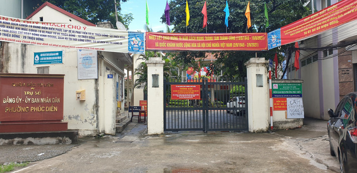 UBND phường Phúc Diễn cũng không có người dân tìm đến để làm thủ tục giấy đi đường. Được biết, Công an TP. Hà Nội đã đăng tải các hệ thống biểu mẫu trên Cổng Thông tin điện tử Thành phố, Cổng giao tiếp Thành phố và Cổng Thông tin điện tử Công an Thành phố.