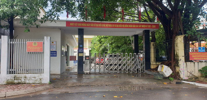 Tại trụ sở UBND, Công an phường Mai Dịch (Cầu Giấy) cũng vắng lặng, không bóng người.