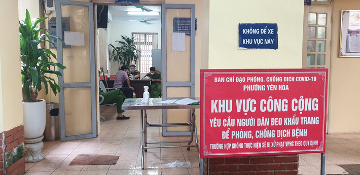Theo trực ban của Công an phường Yên Hòa, mọi thủ tục cấp giấy đi đường đều thực hiện online và thông qua đầu mối cán bộ công an khu vực. Từ sáng 5/9, rất ít người đến trụ sở để làm thủ tục giấy đi đường nên không có tình trạng chen lấn, tập trung đông người như trước kia.
