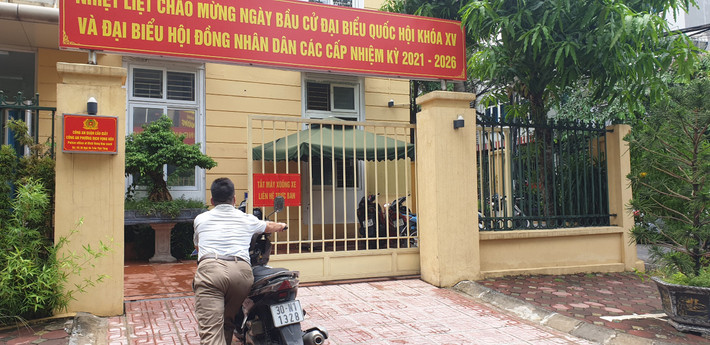Sáng 5/9, một số người dân tìm đến trụ sở Công an phường Dịch Vọng Hậu (quận Cầu Giấy, Hà Nội) để xin xét duyệt giấy đi đường.