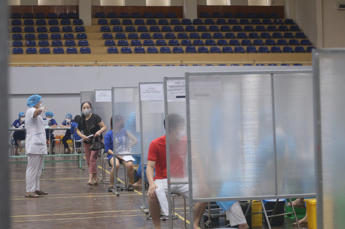 Khu vực tiêm có vách ngăn, đảm bảo quy định giãn cách.