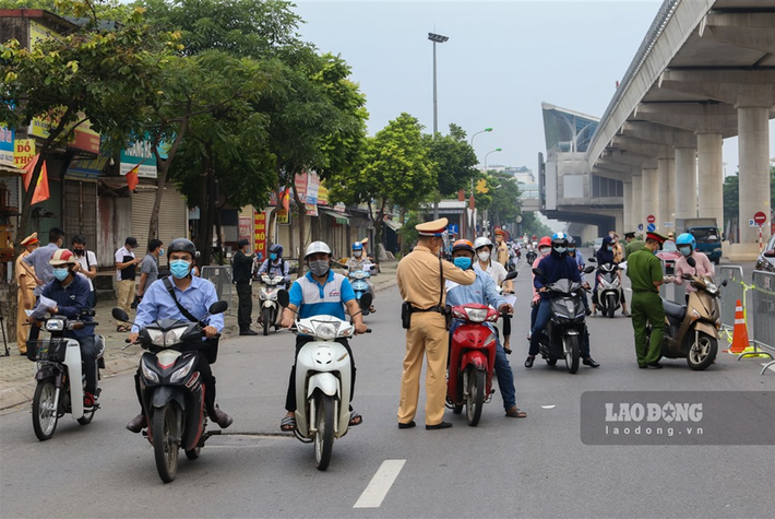 Ghi nhận vào sáng nay, dù lượng người và phương tiện vẫn rất lớn nhưng đã không còn tình trạng ùn ứ.