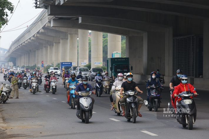 Trước đó, Chủ tịch UBND TP Hà Nội Chu Ngọc Anh chỉ đạo, để chuẩn bị chu đáo cho công tác cấp giấy đi đường theo quy trình mới và tạo điều kiện cho người dân, doanh nghiệp, trong 2 ngày 6 và 7/9, các lực lượng chức năng của thành phố chỉ kiểm tra nhắc nhở, xử phạt đối với những trường hợp ra đường không có lý do chính đáng.