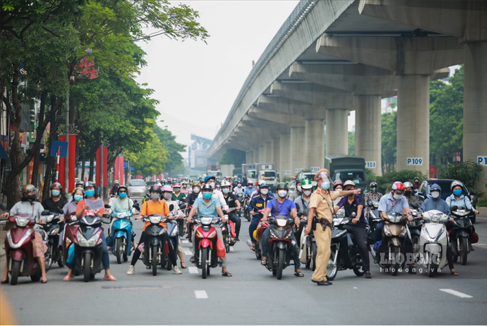 Lượng người ra đường vẫn rất đông trong ngày 7/9, tại các vị trí đèn tín hiệu giao thông trên đường Cầu Diễn thỉnh thoảng vẫn xảy ra ùn ứ, nhưng nhanh chóng được giải quyết. Từ ngày 8/9, các tổ kiểm soát sẽ siết chặt việc kiểm tra giấy đi đường theo mẫu mới, có thể bắt đầu xử phạt.