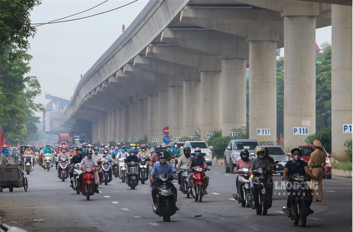 Ghi nhận tại khu vực chốt kiểm soát y tế hướng vào "vùng đỏ" trên đường Cầu Diễn vào sáng nay (7/9), lượng người và phương tiện qua đây vẫn rất lớn.