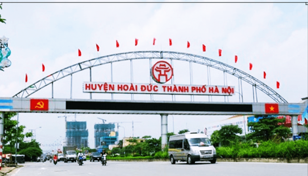 Huyện Hoài Đức: Phía Bắc giáp huyện Đan Phượng, phía Tây giáp huyện Quốc Oai, phía Nam giáp quận Hà Đông, phía Đông giáp 2 quận Nam Từ Liêm và Bắc Từ Liêm. Hoài Đức trở thành một cửa ngõ quan trọng của thủ đô Hà Nội với nhiều tuyến giao thông quan trọng như Đại lộ Thăng Long, quốc lộ 32, các trục tỉnh lộ 442 và nhiều dự án như đường vành đai 4 và các khu đô thị.