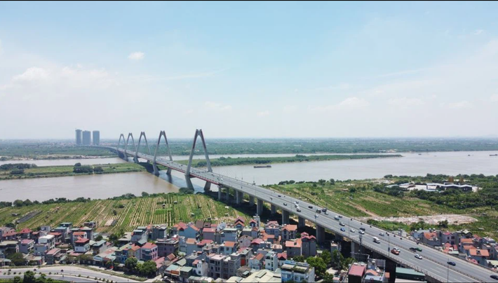 Huyện Đông Anh: Nằm ở phía bắc TP. Hà Nội, cách trung tâm thành phố 15 km. Phía Đông giáp huyện Gia Lâm và thị xã Từ Sơn, huyện Yên Phong (tỉnh Bắc Ninh), phía Nam giáp quận Long Biên, quận Tây Hồ và quận Bắc Từ Liêm, phía tây giáp huyện Mê Linh và huyện Đan Phượng, phía bắc giáp huyện Sóc Sơn với ranh giới là sông Cà Lồ.
