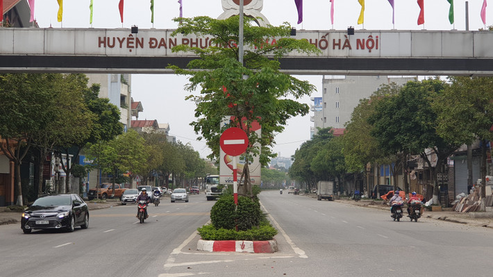 Huyện Đan Phượng: Là một huyện nhỏ của thành phố Hà Nội, nằm ở phía Tây Bắc trung tâm thành phố, tại khoảng giữa của trục đường Quốc lộ 32 từ trung tâm Hà Nội đi Sơn Tây. Phía Đông giáp quận Bắc Từ Liêm, phía Bắc giáp huyện Mê Linh có dòng sông Hồng cắt ngang làm ranh giới, phía Tây giáp huyện Phúc Thọ, phía Nam giáp huyện Hoài Đức.