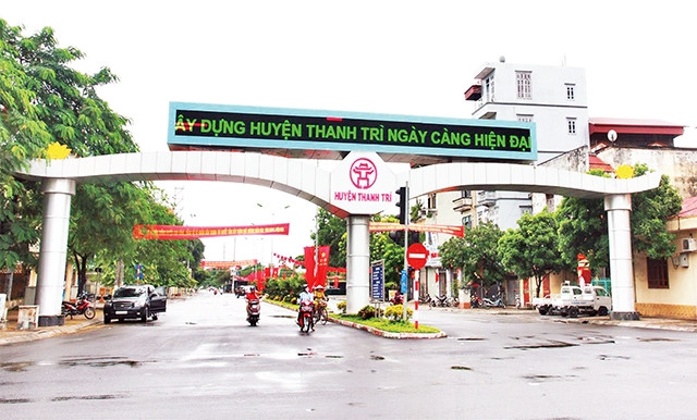 Huyện Thanh Trì: Nằm ở phía Nam thành phố với diện tích tự nhiên 6.292,7ha, dân số trên 200.000 người gồm 15 xã và 01 thị trấn. Phía bắc giáp quận Hoàng Mai, phía Nam giáp huyện Thường Tín, phía Tây và Tây bắc giáp quận Thanh Xuân, phía Đông là sông Hồng, giáp với huyện Gia Lâm và tỉnh Hưng Yên.