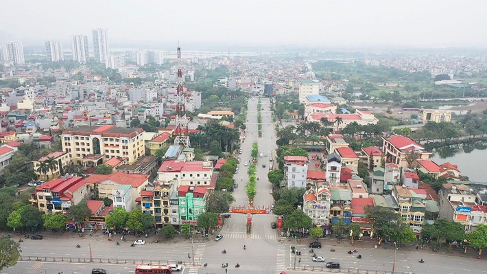 Là đầu mối giao thông quan trọng của Thủ đô, thuận lợi cho việc giao lưu kinh tế - xã hội với các tỉnh phía Nam, huyện Thanh Trì có nhiều cơ quan nghiên cứu khoa học, khu công nghiệp, nhiều trường học, cơ sở y tế của Trung ương và Thành phố, có nhiều ngành nghề truyền thống như mây tre đan Vạn Phúc, bánh Chưng, bánh dày Chanh Khúc,… đây là thế mạnh, tiềm năng đáng quý, góp phần tạo điều kiện thuận lợi cho sự phát triển đi lên của huyện.