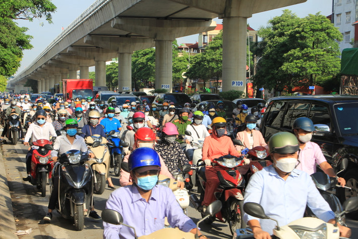 Sáng 6/9, ngày đi làm đầu tiên sau dịp nghỉ lễ Quốc khánh 2/9, tại chốt kiểm soát dịch trên Quốc lộ 32, đoạn đường Hồ Tùng Mậu (Hà Nội) diễn ra tình trạng ùn ứ do lượng phương tiện và người ra ngoài đường đông.