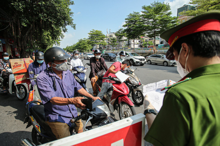 Nhiều người phải chờ đợi khá lâu để được qua chốt do chốt quá tải.