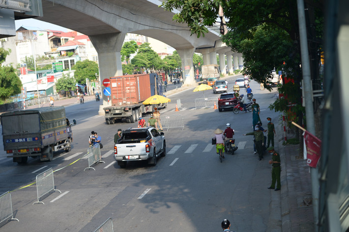 Sau khi đi vào hoạt động, chốt trực trên đường Hồ Tùng Mậu có thể xét nghiệm nhanh COVID-19 trong trường hợp nghi ngờ, khử trùng trong trường hợp cần thiết (do lực lượng y tế quyết định), kiểm tra, đối chiếu kết quả xét nghiệm, chủ động sàng lọc toàn bộ người được phép đi vào phân vùng 1.