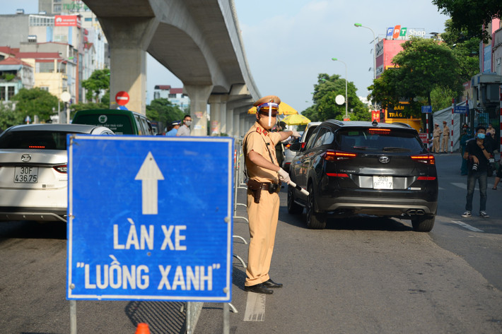 Cụ thể, sẽ có 21 chốt loại 1 tại phân vùng 1 (vùng đỏ); có 9 chốt loại 2 và 9 chốt loại 3 do lực lượng công an các quận, huyện chủ trì nằm ở các vùng còn lại. 39 chốt đi vào hoạt động có nhiệm vụ kiểm soát chặt chẽ tất cả người và phương tiện được vào, ra phân vùng 1, bảo đảm an ninh trật tự, hướng dẫn, phân luồng giao thông.