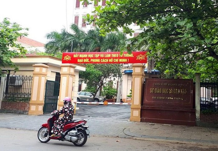 Nguyên Giám đốc sở Giáo dục Thanh Hóa do vi phạm quy tắc đấu thầu: Ngày 16/7, Bộ Công an khởi tố vụ án, khởi tố 9 bị can về tội "Vi phạm quy định về đấu thầu gây hậu quả nghiêm trọng". Trong số bị can có bà Phạm Thị Hằng, cựu Giám đốc Sở GD&ĐT Thanh Hoá. Bà Hằng là Giám đốc Sở GDĐT Thanh Hoá từ năm 2012 đến tháng 11/2020. Tháng 12/2020, bà Hằng được điều động, bổ nhiệm giữ chức Phó trưởng Ban Tuyên giáo Tỉnh uỷ Thanh Hoá.