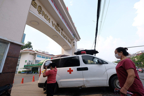 Vụ lợi ở Bệnh viện Bạch Mai: Các đối tượng đã lợi dụng chức vụ và quyền hạn trong việc mua sắm trang thiết bị y tế để nâng khống giá so với số tiền thực tế nhằm thu lợi bất chính.