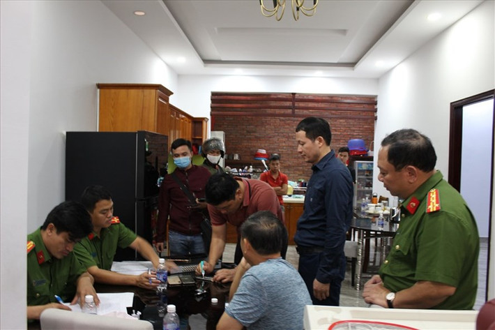 Đường dây xăng giả 200 triệu lít: Công an tỉnh Đồng Nai chủ trì, phối hợp với Cục Cảnh sát hình sự Bộ Công an và nhiều đơn vị khác trong chuyên án 920G – triệt phá đường dây nhập lậu xăng, làm xăng giả số lượng "khủng" do Phan Thanh Hữu (sinh năm 1957, ngụ TPHCM) và Nguyễn Hữu Tứ (tên gọi khác là Sơn, sinh năm 1966, ngụ Vĩnh Long) cầm đầu.