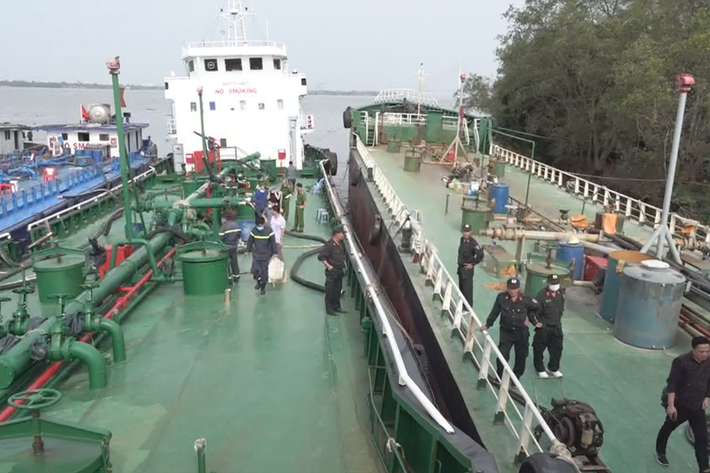 Lực lượng chức năng thu giữ nhiều tang vật, gồm: Gần 2,7 triệu lít xăng giả, tàu biển, sà lan, xe bồn, hoá chất tạo màu cùng hơn 100 tỷ đồng. Đường dây đã sản xuất và bán ra thị trường khoảng 200 triệu lít xăng giả.