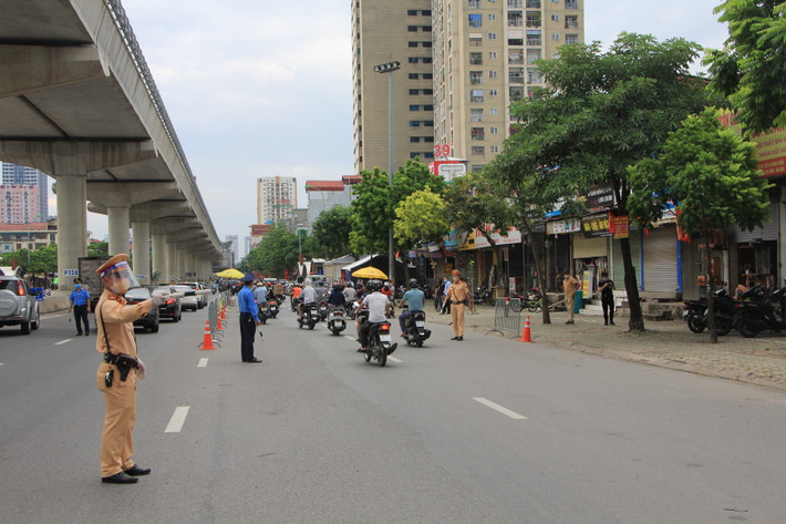 Sáng 8/9, chốt kiểm soát Cầu Diễn (quận Bắc Từ Liêm, Hà Nội) trên QL 32 không còn tình trạng ùn ứ phương tiện.