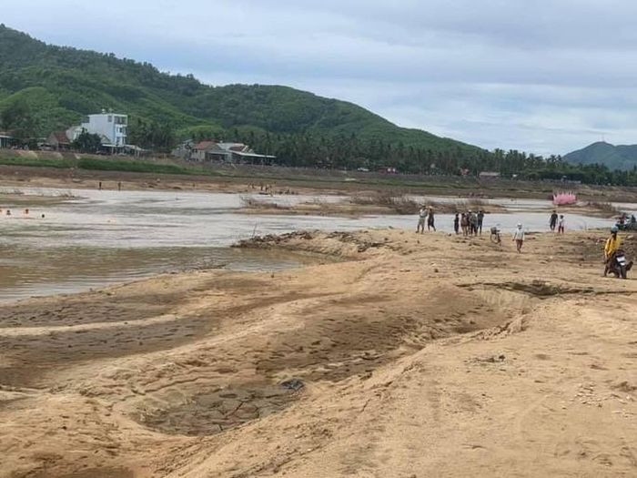 2 bố con nghèo chết đuối thương tâm: Không kiếm được tiền để mưu sinh trong mùa dịch COVID-19, 2 bố con ông Anh rủ nhau ra sông Lại Giang, đoạn chảy qua khu phố Bình Chương (thị xã Hoài Nhơn, tỉnh Bình Định) thả lưới bắt cá, không may bị trượt xuống hố sâu và bị nước cuốn trôi và tử vong.