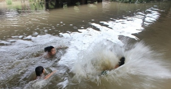 Ba trẻ em đuối nước thương tâm tại Quảng Trị: Khoảng 13h30 ngày 4/9, một nhóm khoảng 5 em nhỏ rủ nhau ra khu vực hồ Lò Gạch chơi, không may 3 em bị trượt chân rơi xuống hồ nước. Những em còn lại chạy về thông báo với người thân tới cứu. Lực lượng chức năng đã nhanh chóng đến hiện trường để cứu hộ, nhưng 3 nạn nhân đã tử vong do ngạt nước. (Ảnh minh họa)