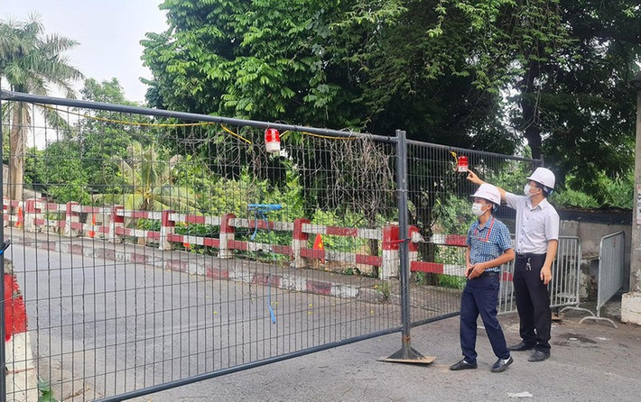 Hà Nội triển khai 39 chốt kiểm soát ở các tuyến đường ra, vào vùng đỏ: Từ 7h ngày 4/9, Công an thành phố Hà Nội phối hợp với các sở, ngành, Ủy ban nhân dân quận, huyện tổ chức triển khai thêm 39 chốt trực tại các tuyến đường ra, vào vùng 1 (vùng đỏ). Nhiệm vụ của các chốt là kiểm soát chặt chẽ tất cả người và phương tiện, bảo đảm an ninh, trật tự; hướng dẫn, phân luồng giao thông.
