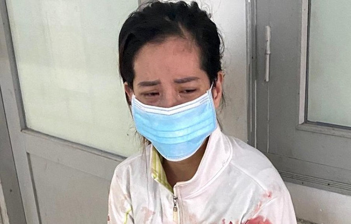 Chồng hờ bị đâm chết vì cãi nhau với vợ: Công an tỉnh Bình Thuận đã khám nghiệm hiện trường, khám nghiệm tử thi và đang tiến hành điều tra vụ án mạng tại phòng trọ trong khu phong tỏa thuộc phường Bình Tân, thị xã La Gi (Bình Thuận). Trước đó, bà Tôn Thị Ngọc Ngà (SN 1990) và anh Phạm Quốc V. (SN 1997) xảy ra mâu thuẫn. Sau cãi vã, chị Ngà lấy con dao trong bếp đâm trúng ngực anh V. dẫn đến tử vong.