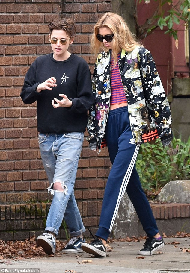 “Kristen đang hẹn hò Stella. Họ đang rất vui vẻ và hạnh phúc bên nhau”, nguồn tin cho People hay. Khi Kristen quay phim mới ở Savannah, Georgia, Stella đã tới thăm cô và hai người đã ở cùng nhau vài ngày. (Ảnh: FameFlynet).