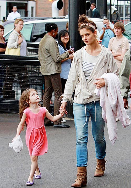 Thời điểm sau khi ly hôn Tom Cruise, thần thái của Katie Holmes xấu đi nhiều cộng thêm kiểu ăn mặc lôi thôi càng khiến cô trông nhếch nhác hơn.