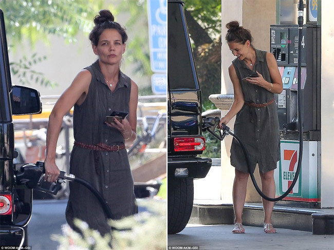 Chiếc váy áo sơ mi màu mắm tôm nhàu nhì, mái tóc búi vội, trông Katie Holmes già hơn so với tuổi rất nhiều. (Ảnh: AKM-GSI)